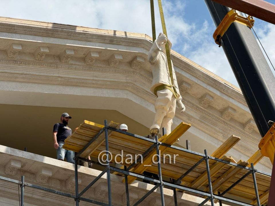 В Мариупольском драмтеатре начали установку скульптур В Мариупольском драмтеатре начали установку скульптур