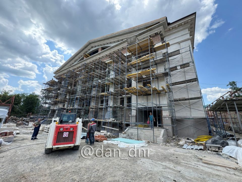 В Мариупольском драмтеатре начали установку скульптур В Мариупольском драмтеатре начали установку скульптур