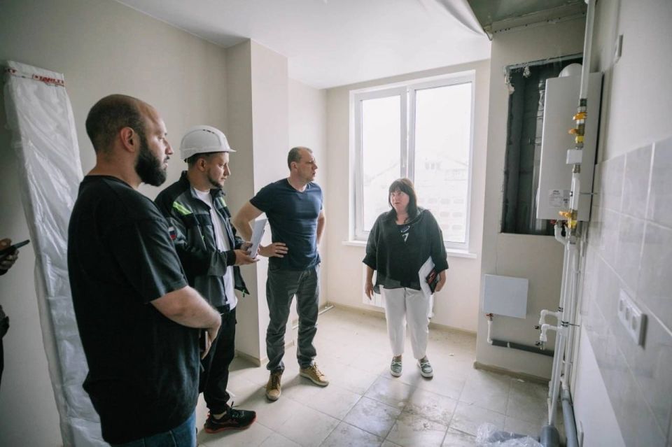 Глава Мариуполя Антон Кольцов осмотрел шесть новых компенсационных домов Глава Мариуполя Антон Кольцов осмотрел шесть новых компенсационных домов