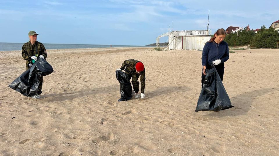 Привели в порядок пляж поселка Песчаный Привели в порядок пляж поселка Песчаный