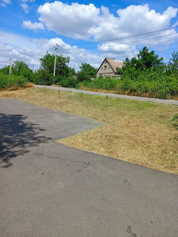 Коммунальщики продолжают приводить в порядок ритуальные места Коммунальщики продолжают приводить в порядок ритуальные места