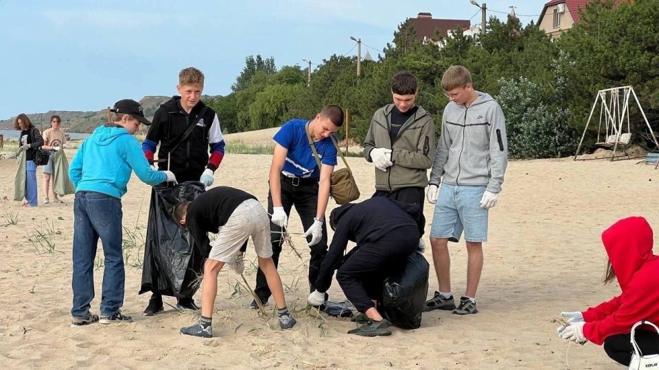 В Мариуполе привели в порядок пляж поселка Песчаный В Мариуполе привели в порядок пляж поселка Песчаный
