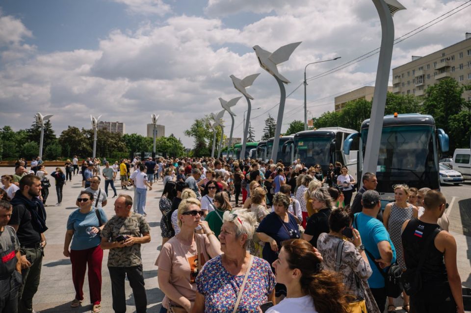 Сегодня отправили 520 выпускников 11-х классов на специальную оздоровительную смену «Алые паруса» в Санкт-Петербург Сегодня отправили 520 выпускников 11-х классов на специальную оздоровительную смену «Алые паруса» в Санкт-Петербург
