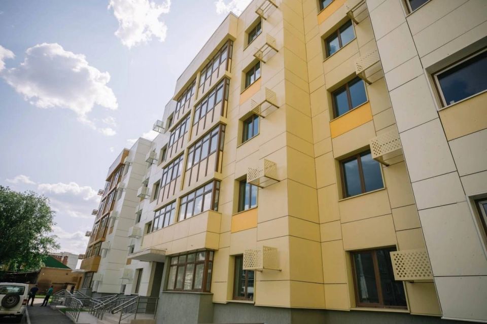 Глава Мариуполя Антон Кольцов осмотрел шесть новых компенсационных домов Глава Мариуполя Антон Кольцов осмотрел шесть новых компенсационных домов