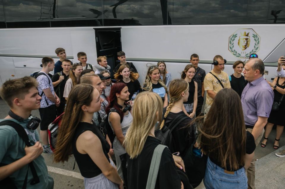 Сегодня отправили 520 выпускников 11-х классов на специальную оздоровительную смену «Алые паруса» в Санкт-Петербург Сегодня отправили 520 выпускников 11-х классов на специальную оздоровительную смену «Алые паруса» в Санкт-Петербург