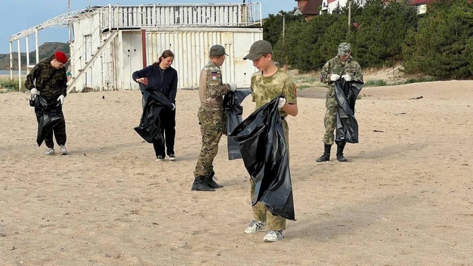 В Мариуполе привели в порядок пляж поселка Песчаный В Мариуполе привели в порядок пляж поселка Песчаный