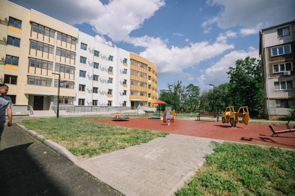 Глава Мариуполя Антон Кольцов осмотрел шесть новых компенсационных домов Глава Мариуполя Антон Кольцов осмотрел шесть новых компенсационных домов