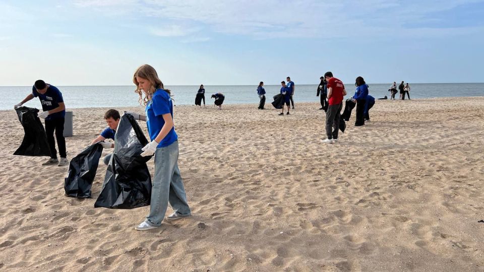Привели в порядок пляж поселка Песчаный Привели в порядок пляж поселка Песчаный