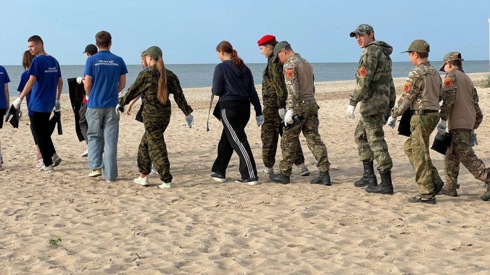 В Мариуполе привели в порядок пляж поселка Песчаный В Мариуполе привели в порядок пляж поселка Песчаный