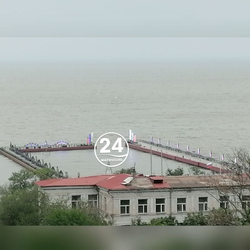 На мариупольском пирсе установили конструкции: идет подготовка к празднику «Алые паруса»