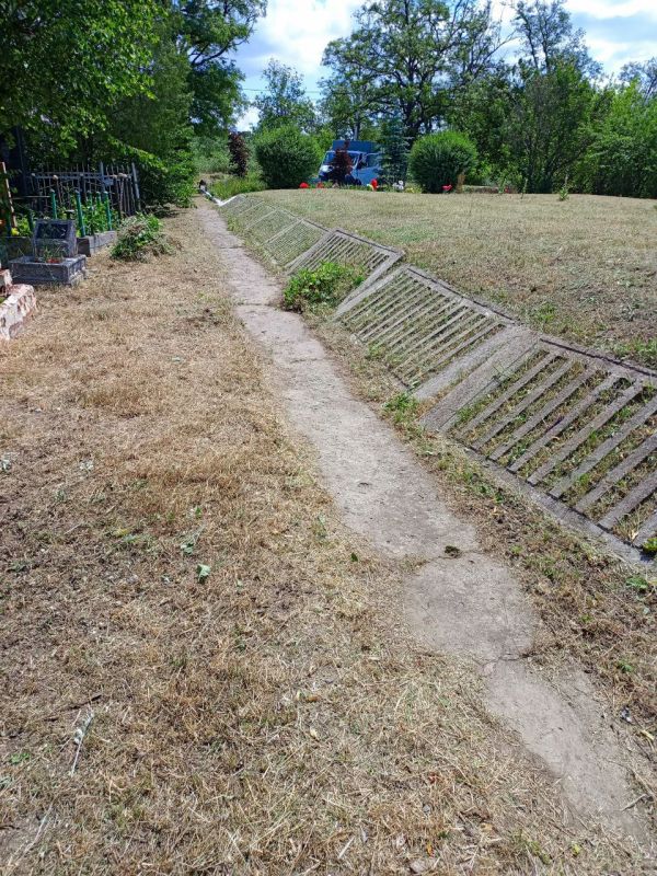 Коммунальщики продолжают приводить в порядок ритуальные места Коммунальщики продолжают приводить в порядок ритуальные места