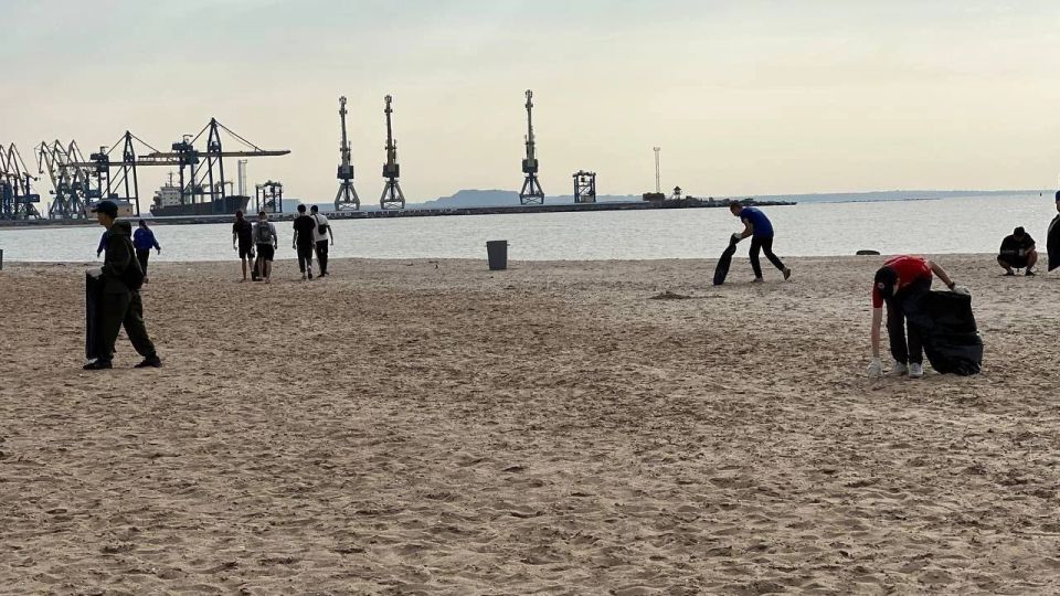 В Мариуполе привели в порядок пляж поселка Песчаный В Мариуполе привели в порядок пляж поселка Песчаный