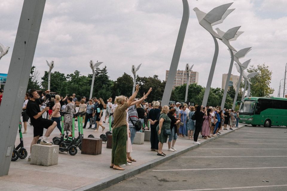 Сегодня отправили 520 выпускников 11-х классов на специальную оздоровительную смену «Алые паруса» в Санкт-Петербург Сегодня отправили 520 выпускников 11-х классов на специальную оздоровительную смену «Алые паруса» в Санкт-Петербург