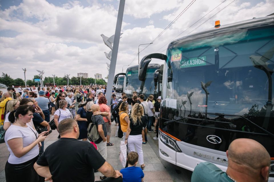 Сегодня отправили 520 выпускников 11-х классов на специальную оздоровительную смену «Алые паруса» в Санкт-Петербург Сегодня отправили 520 выпускников 11-х классов на специальную оздоровительную смену «Алые паруса» в Санкт-Петербург