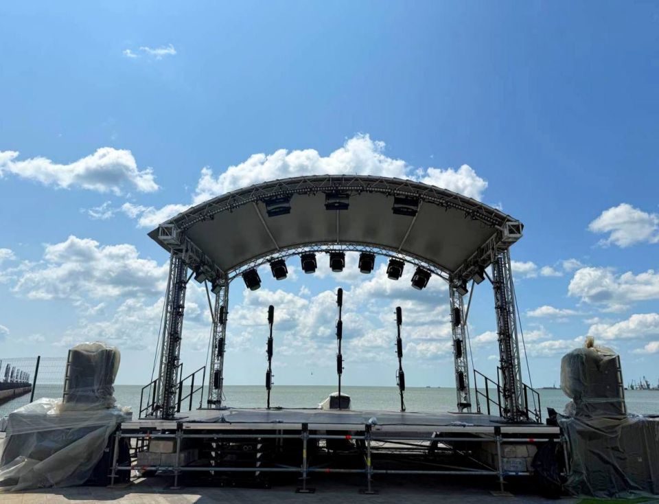 Мариуполь готовится к празднику «Алые паруса» Мариуполь готовится к празднику «Алые паруса»