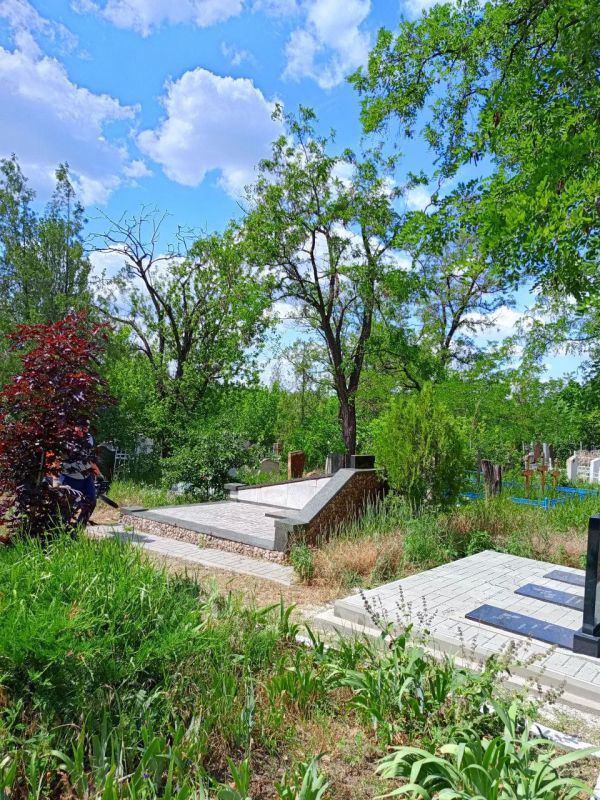 Коммунальщики продолжают приводить в порядок ритуальные места Коммунальщики продолжают приводить в порядок ритуальные места