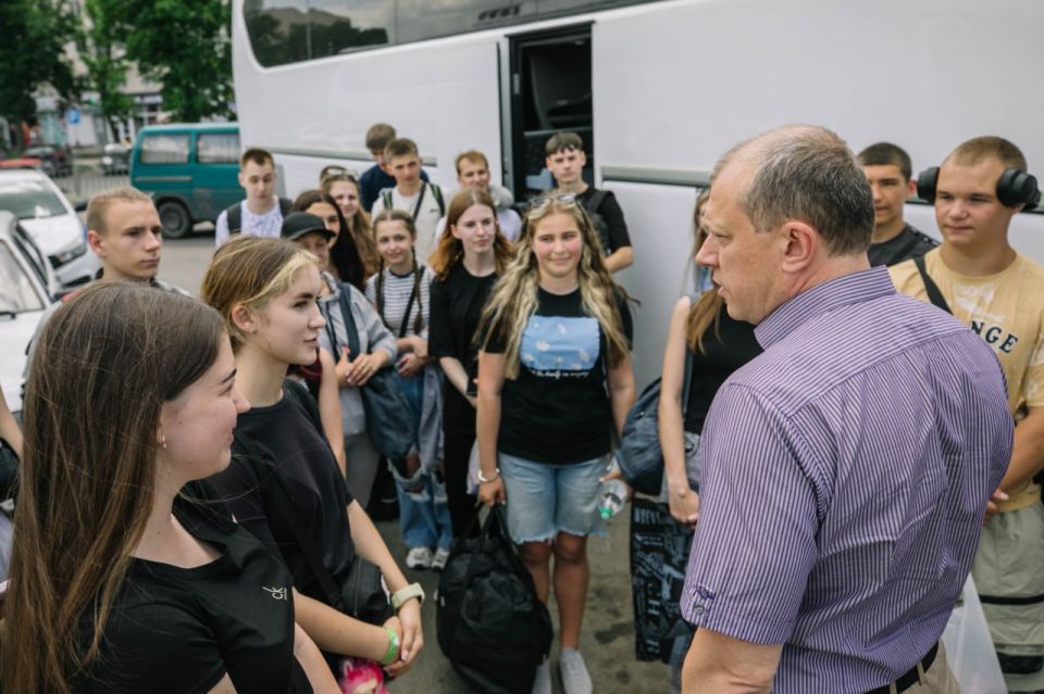 Сегодня отправили 520 выпускников 11-х классов на специальную оздоровительную смену «Алые паруса» в Санкт-Петербург Сегодня отправили 520 выпускников 11-х классов на специальную оздоровительную смену «Алые паруса» в Санкт-Петербург