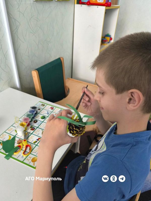 Особенных деток левобережья учат мастерить поделки из шишек Особенных деток левобережья учат мастерить поделки из шишек