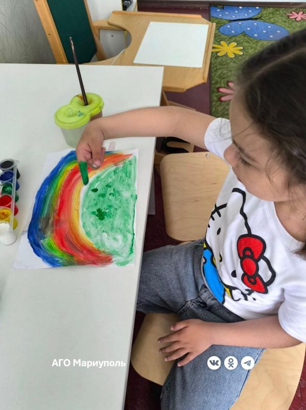 Особенных деток левобережья учат мастерить поделки из шишек