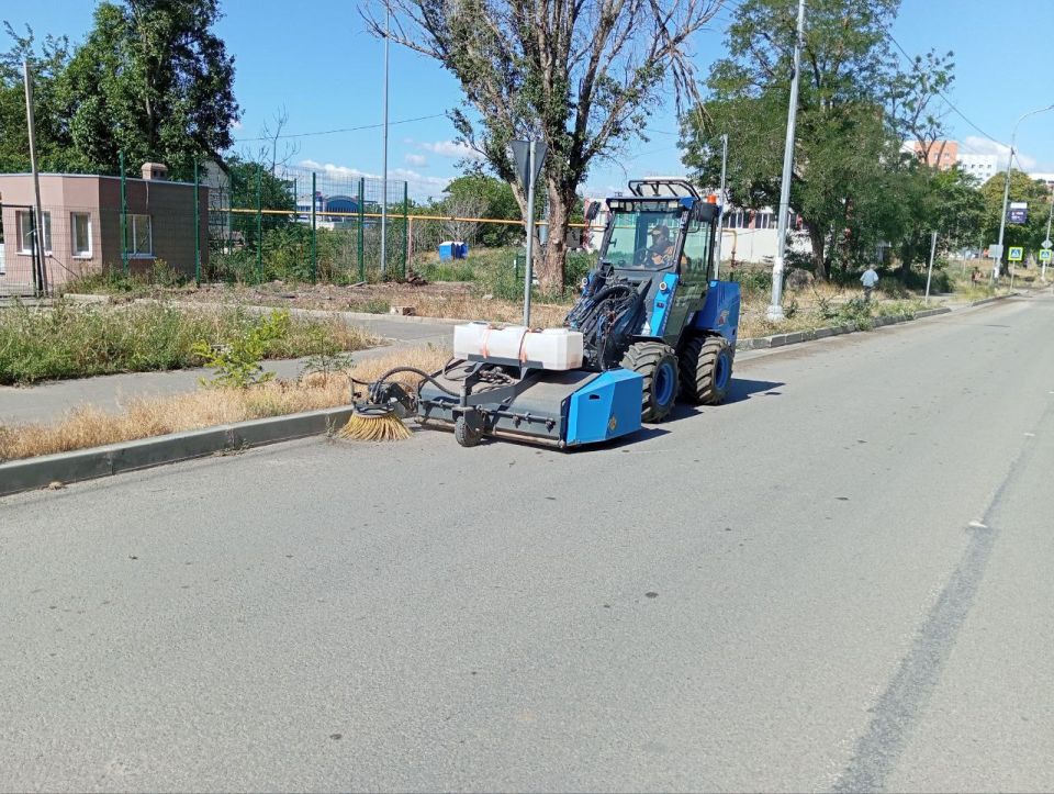 «Мариупольавтодор» ежедневно очищает городские дороги от порядка шести тонн мусора