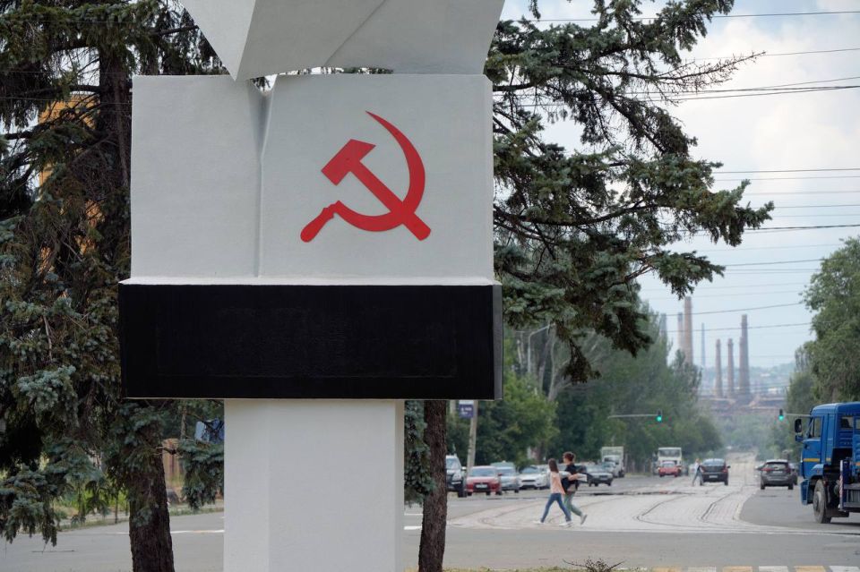 В Мариуполе восстановлен памятник «Строителям в честь 200-летия города» В Мариуполе восстановлен памятник «Строителям в честь 200-летия города»