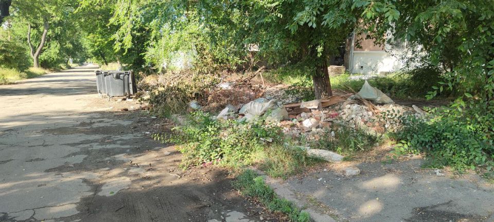 С открытых территорий «Коммунальник» вывез более 100 кубометров мусора С открытых территорий «Коммунальник» вывез более 100 кубометров мусора