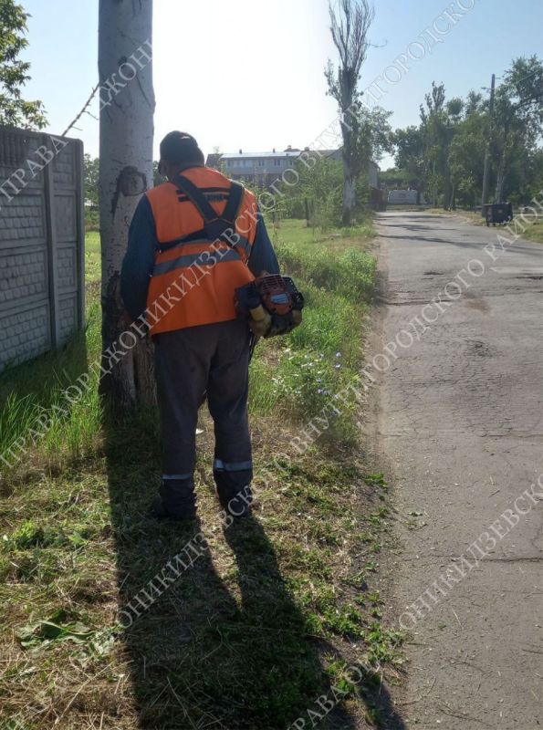 МУП "Зеленстрой" АГОМ продолжает работы по благоустройству района МУП "Зеленстрой" АГОМ продолжает работы по благоустройству района