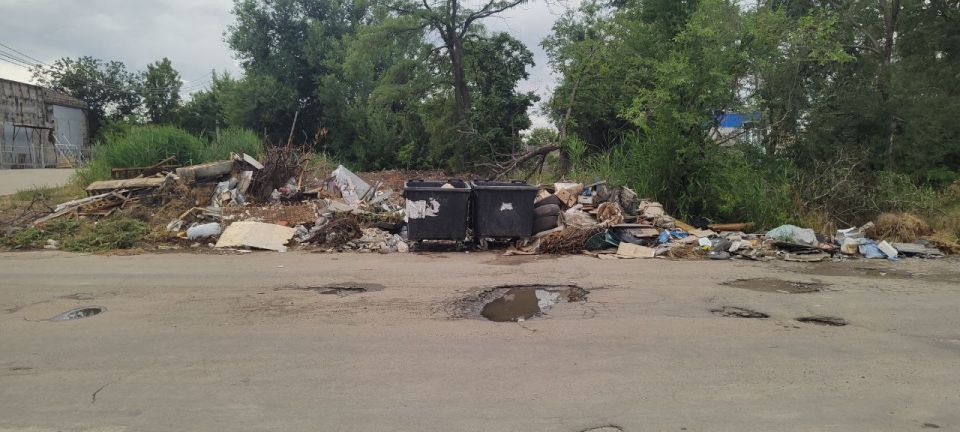 С открытых территорий «Коммунальник» вывез более 100 кубометров мусора С открытых территорий «Коммунальник» вывез более 100 кубометров мусора