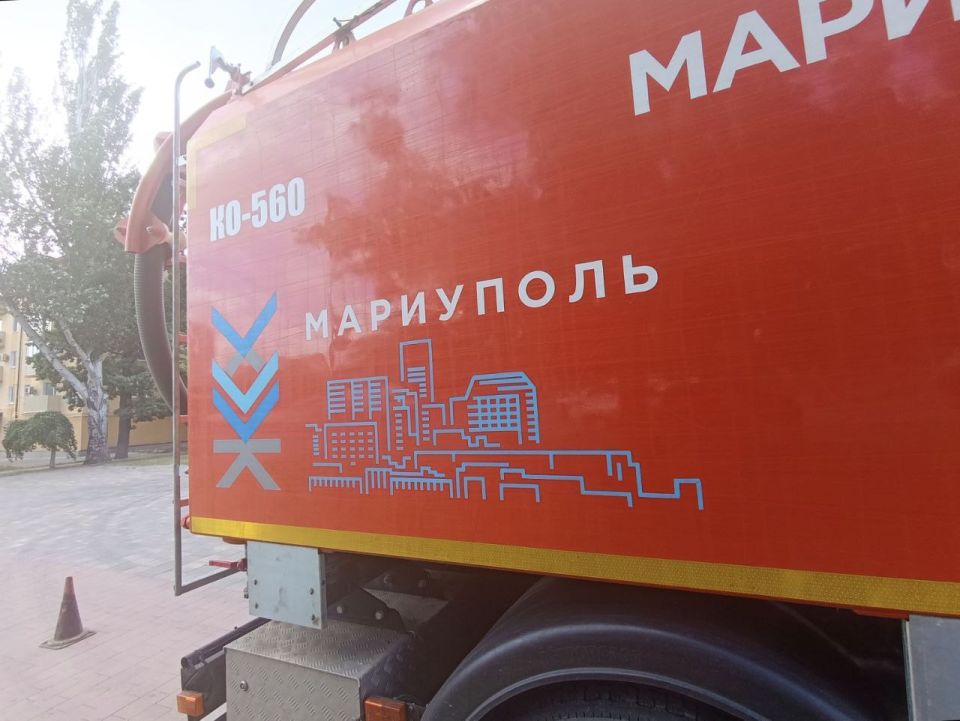 Антон Кольцов: Специалисты «Мариупольавтодор» расчищают ливневки в центре города Антон Кольцов: Специалисты «Мариупольавтодор» расчищают ливневки в центре города