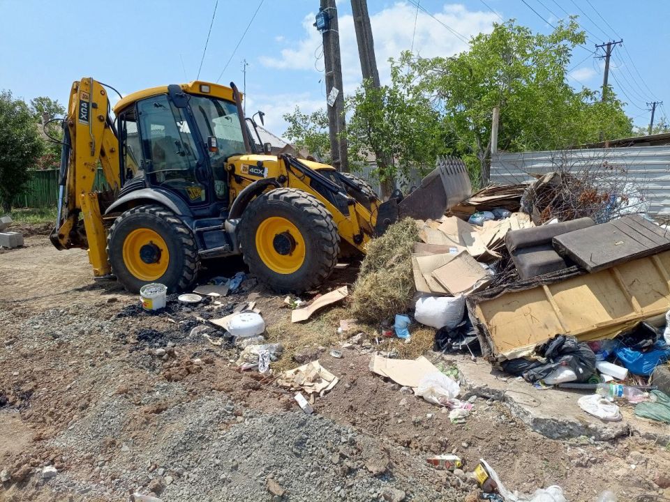 Санкт-Петербург помогает в уборке улиц и дворов Мариуполя Санкт-Петербург помогает в уборке улиц и дворов Мариуполя