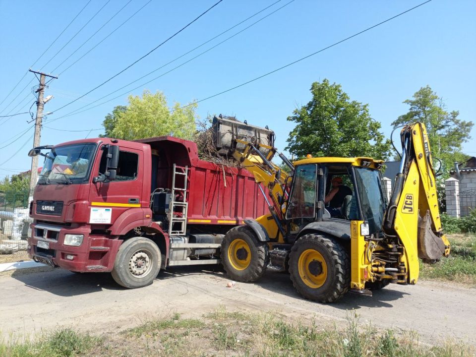 Санкт-Петербург помогает в уборке улиц и дворов Мариуполя Санкт-Петербург помогает в уборке улиц и дворов Мариуполя