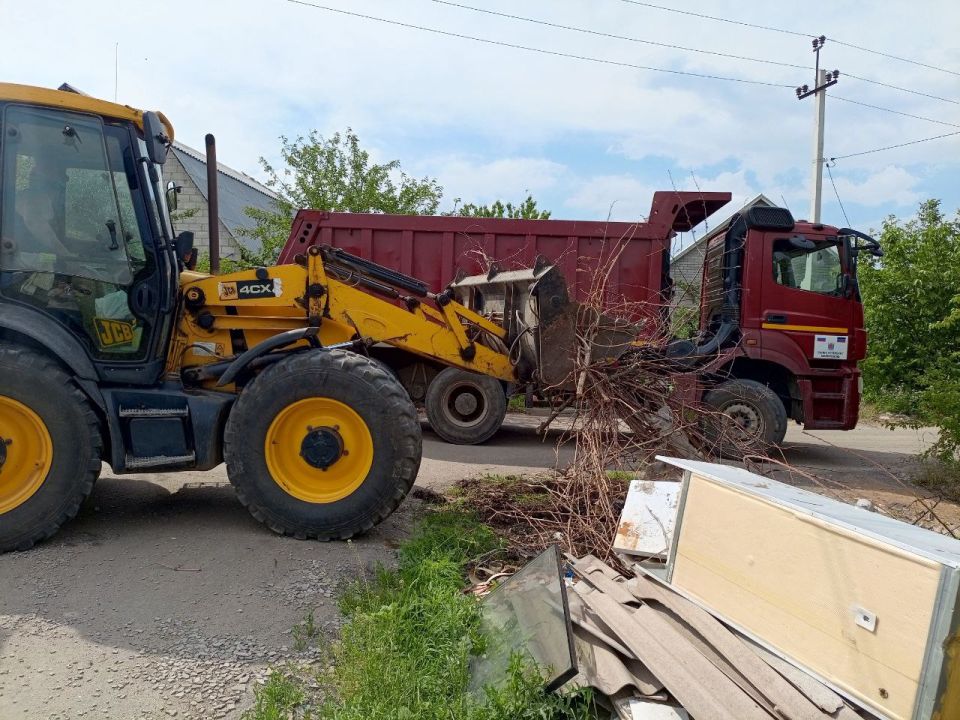 Санкт-Петербург помогает в уборке улиц и дворов Мариуполя Санкт-Петербург помогает в уборке улиц и дворов Мариуполя