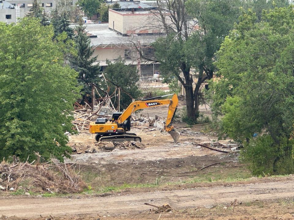 Санкт-Петербург благоустраивает новый парк на Левобережье Мариуполя Санкт-Петербург благоустраивает новый парк на Левобережье Мариуполя