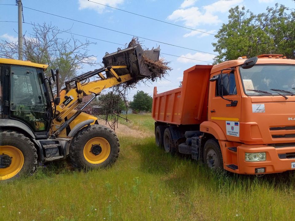 Санкт-Петербург помогает в уборке улиц и дворов Мариуполя Санкт-Петербург помогает в уборке улиц и дворов Мариуполя