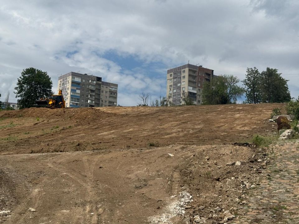 Санкт-Петербург благоустраивает новый парк на Левобережье Мариуполя Санкт-Петербург благоустраивает новый парк на Левобережье Мариуполя