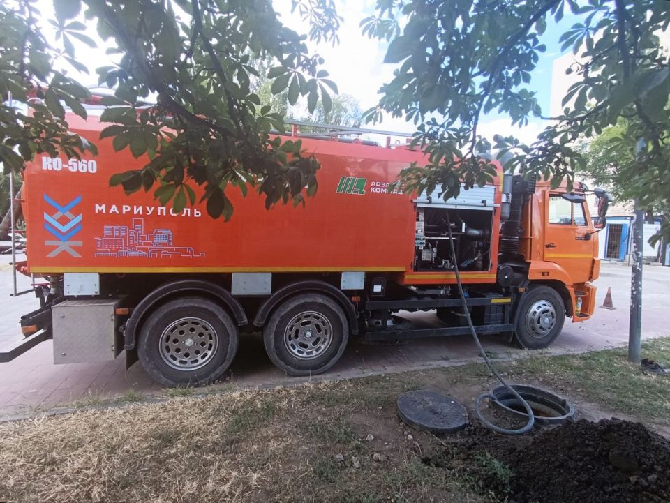 Антон Кольцов: Специалисты «Мариупольавтодор» расчищают ливневки в центре города Антон Кольцов: Специалисты «Мариупольавтодор» расчищают ливневки в центре города