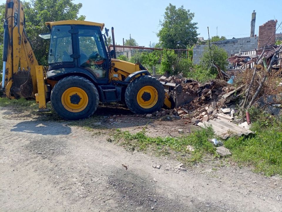 Санкт-Петербург помогает в уборке улиц и дворов Мариуполя Санкт-Петербург помогает в уборке улиц и дворов Мариуполя