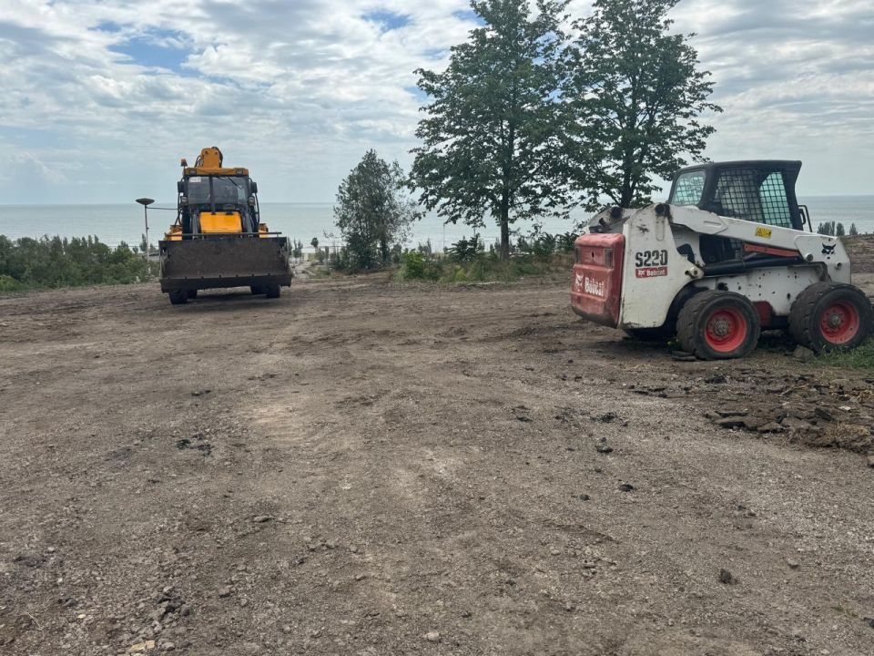 Санкт-Петербург благоустраивает новый парк на Левобережье Мариуполя Санкт-Петербург благоустраивает новый парк на Левобережье Мариуполя