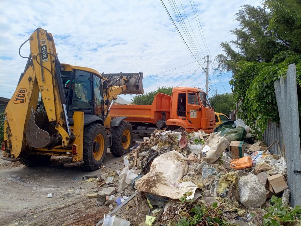 Санкт-Петербург помогает в уборке улиц и дворов Мариуполя Санкт-Петербург помогает в уборке улиц и дворов Мариуполя
