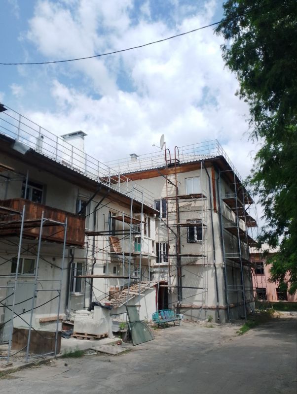 Ведется восстановление многоквартирного дома на проспекте Единства в г. Мариуполе Ведется восстановление многоквартирного дома на проспекте Единства в г. Мариуполе