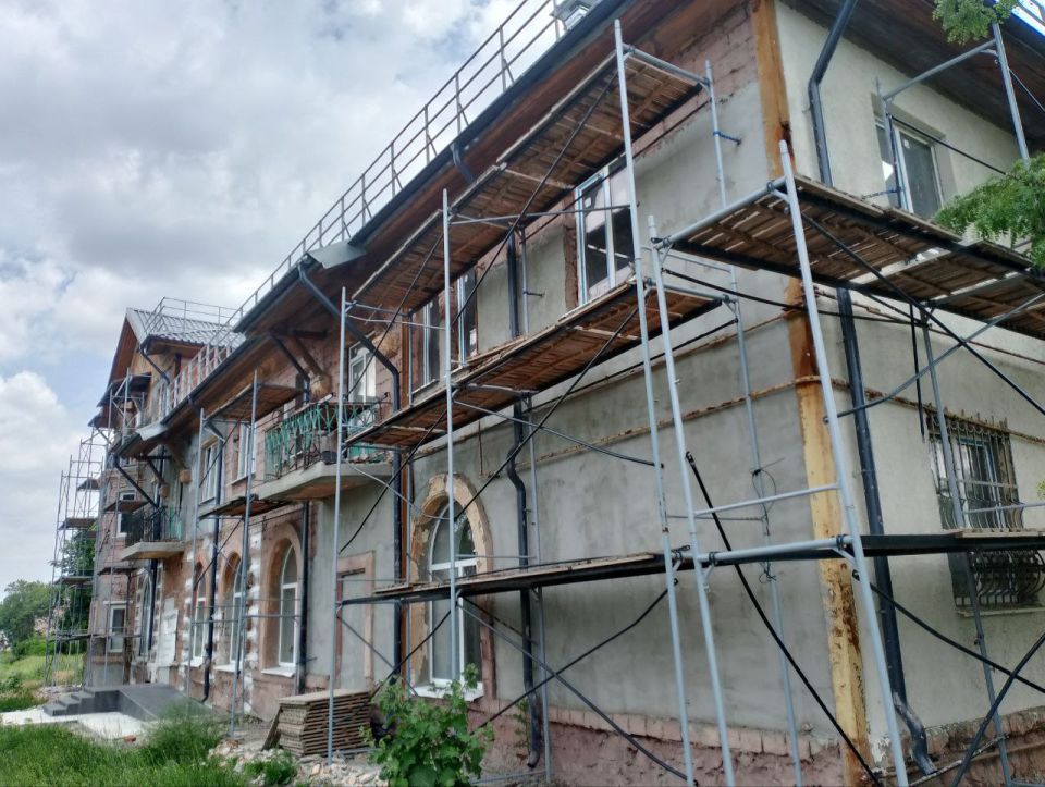 Ведется восстановление многоквартирного дома на проспекте Единства в г. Мариуполе Ведется восстановление многоквартирного дома на проспекте Единства в г. Мариуполе