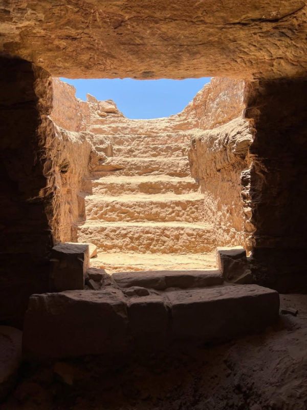 Археологи обнаружили в ходе раскопок в Асуане на юге Египта хорошо сохранившиеся гробницы времен династии Птолемеев и Римского периода, сообщило министерство туризма и древностей республики Археологи обнаружили в ходе раскопок в Асуане на юге Египта хорошо сохранившиеся гробницы времен династии Птолемеев и Римского периода, сообщило министерство туризма и древностей республики