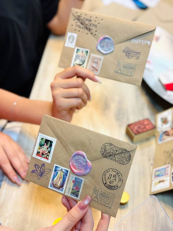 Школьники из Мариуполя осваивают мастер-классы в лагере Петербурга Школьники из Мариуполя осваивают мастер-классы в лагере Петербурга