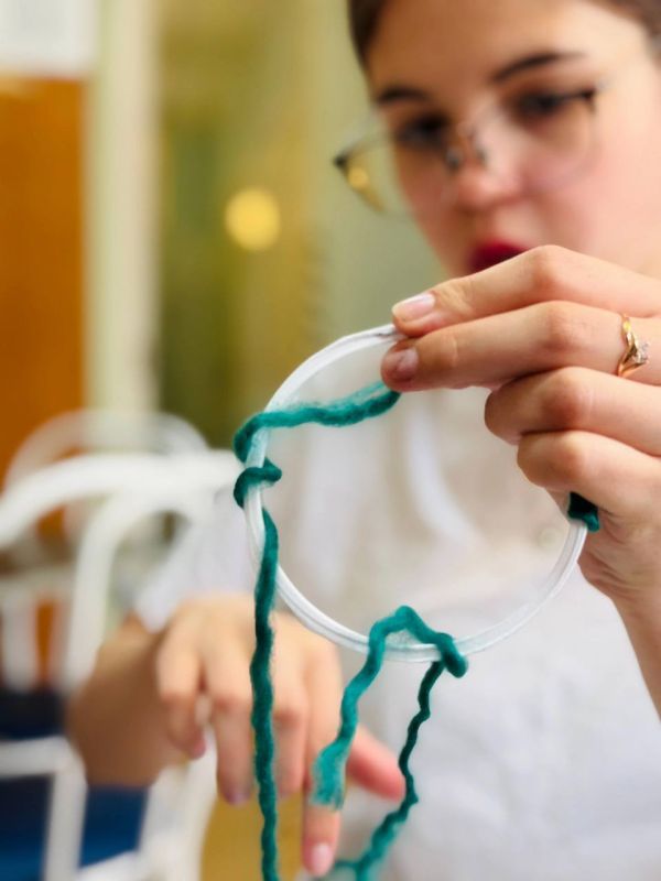 Школьники из Мариуполя осваивают мастер-классы в лагере Петербурга Школьники из Мариуполя осваивают мастер-классы в лагере Петербурга