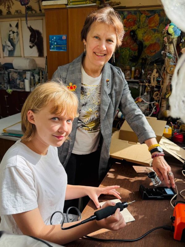 Школьники из Мариуполя осваивают мастер-классы в лагере Петербурга Школьники из Мариуполя осваивают мастер-классы в лагере Петербурга