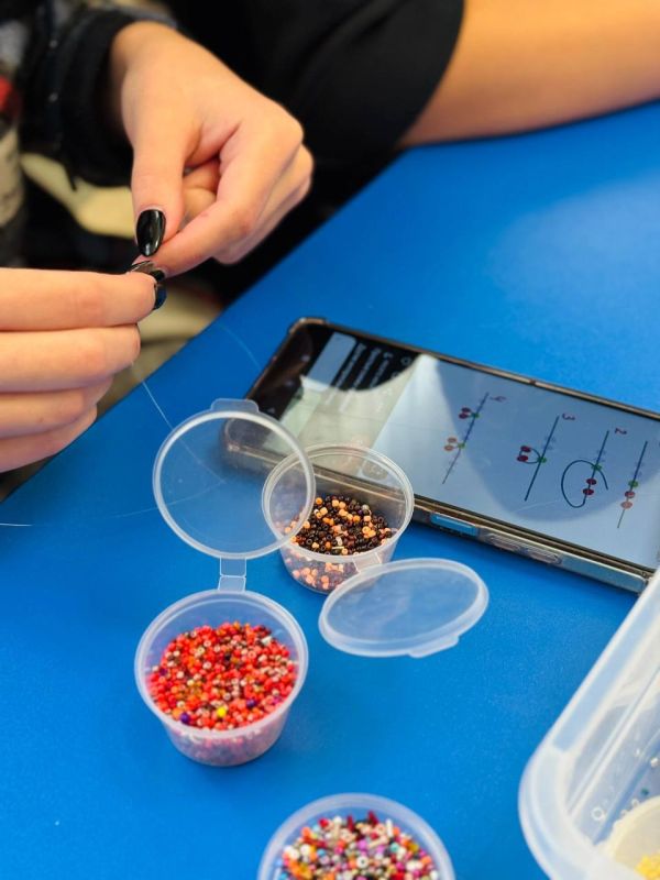 Школьники из Мариуполя осваивают мастер-классы в лагере Петербурга Школьники из Мариуполя осваивают мастер-классы в лагере Петербурга