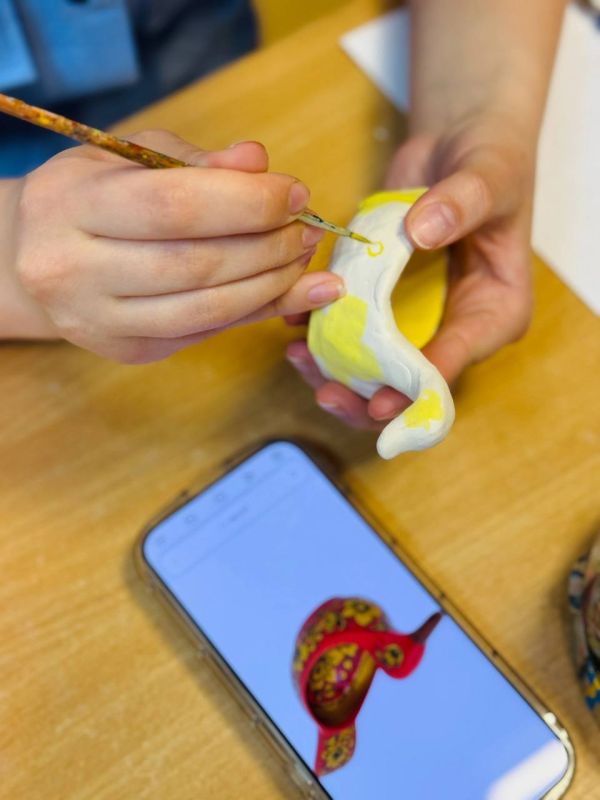 Школьники из Мариуполя осваивают мастер-классы в лагере Петербурга Школьники из Мариуполя осваивают мастер-классы в лагере Петербурга