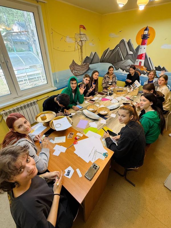 Школьники из Мариуполя осваивают мастер-классы в лагере Петербурга Школьники из Мариуполя осваивают мастер-классы в лагере Петербурга