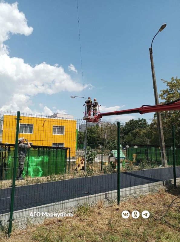 Электрики обследовали шкафы управления освещением Электрики обследовали шкафы управления освещением