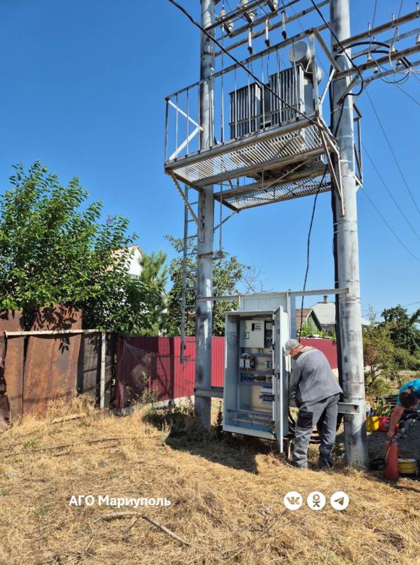 Электрики обследовали шкафы управления освещением Электрики обследовали шкафы управления освещением